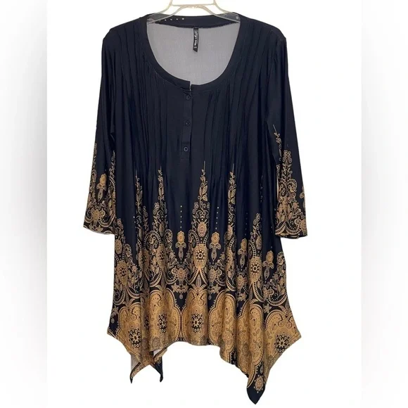 White Mark black Scroll, 3/4” sleeve, handkerchief hem top. EUC Size 2 XL - Picture 1 of 6